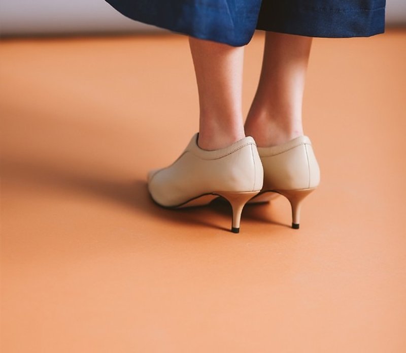 V-Bandage Elegant Leather Shoe Shoe Apricot - รองเท้าบูทสั้นผู้หญิง - หนังแท้ สีกากี