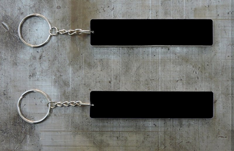 客製化禮物 自訂字句黑底金字橫式匙扣 - 鑰匙圈/鑰匙包 - 壓克力 