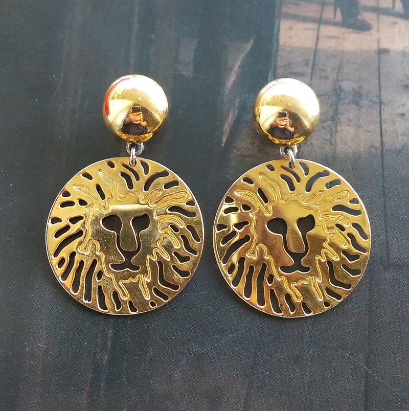 [Western Antique Jewelry] Metal Gold Plated Lion Face Large Earrings Clip Earrings - ต่างหู - วัสดุอื่นๆ สีทอง