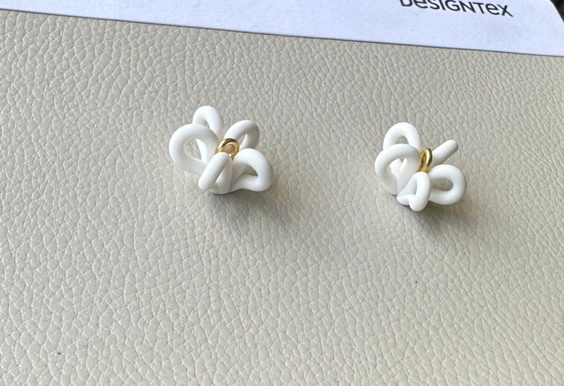 Polymer Clay Earrings - White Linear Petal + Metal Coil Mixed Media - Available as Studs or Clip-ons - ต่างหู - วัสดุอื่นๆ ขาว