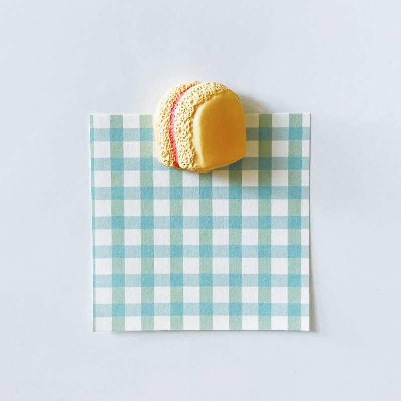 Haoyun Desktop Bread Magnet - Strawberry Filling - แม็กเน็ต - เรซิน สีส้ม