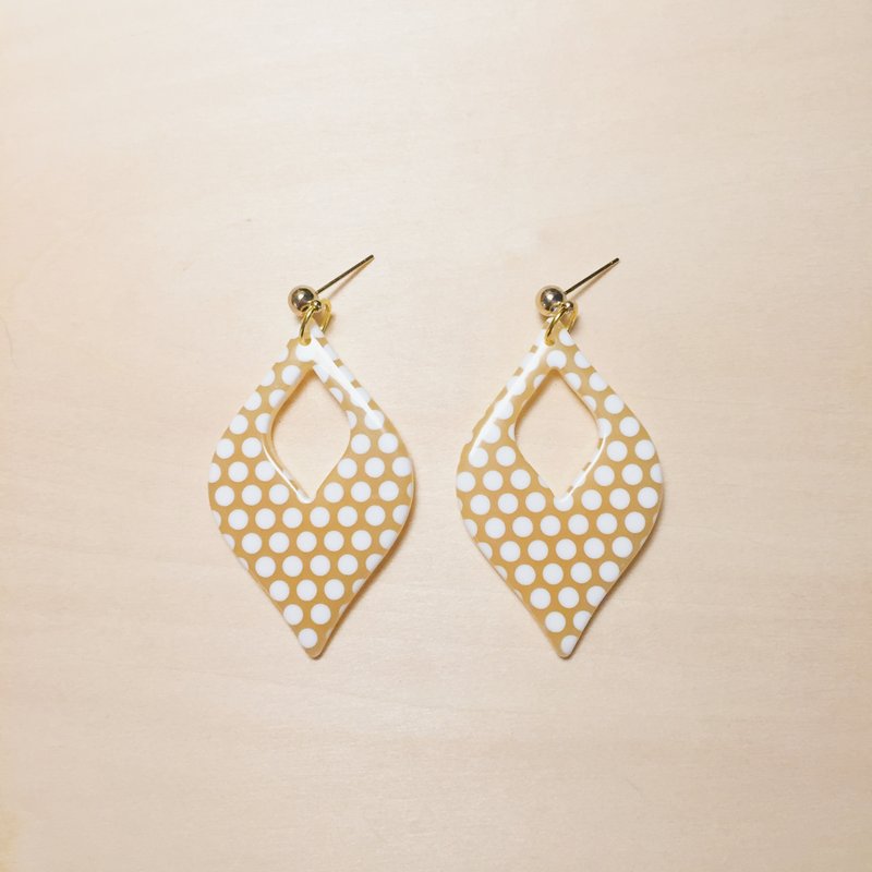 復古點點深黃鏤空葉片大耳環 - 耳環/耳夾/耳骨夾 - 樹脂 黃色