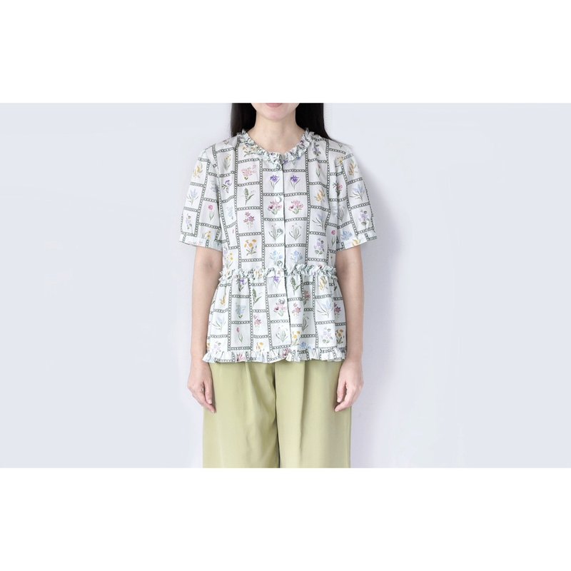 Short-sleeved shirt with ruffles and cut-out hem, flower lover pattern in a grid. - 女上衣/長袖上衣 - 棉．麻 