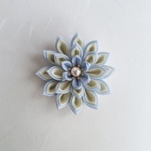 お花のブローチ ブルー つまみ細工 - ショップ 花咲み～hana-emi
