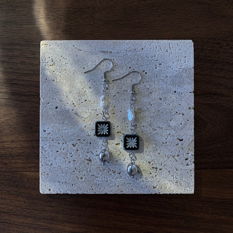 Atelier Pluton experiment serial number | PL208 - Earrings & Clip-ons - Glass Black