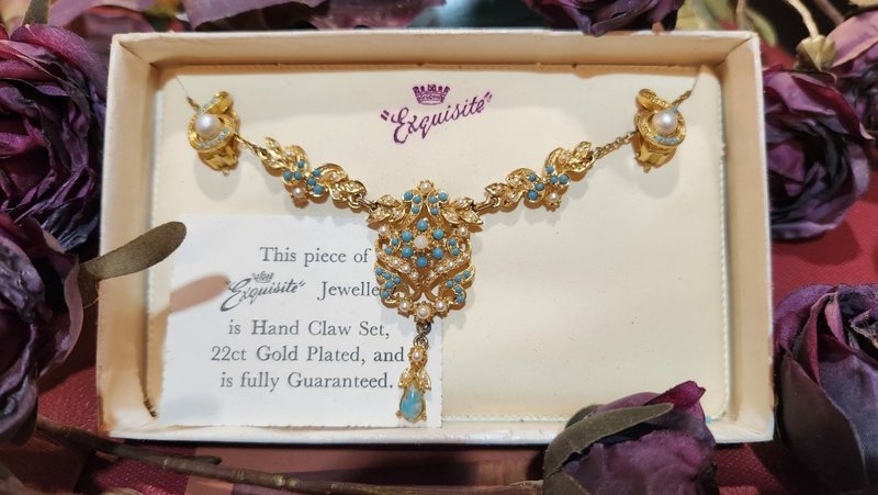 未使用過英國Exquisite 1950 年代鍍22CT金項鍊(附耳環原裝盒)聖 - 項鍊 - 貴金屬 金色