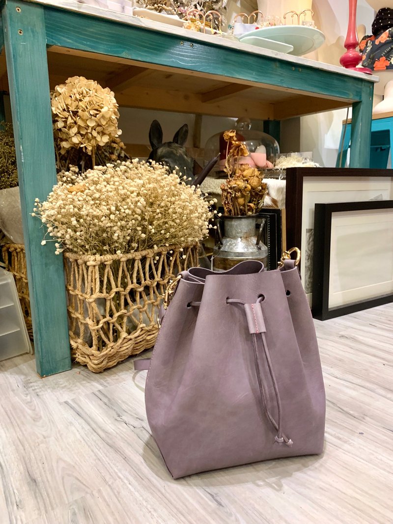 手縫皮革紫灰色水桶包 側揹包 by Fabula 客製化 復古 bucket bag - 側背包/斜背包 - 真皮 灰色