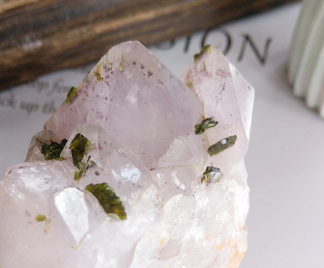 内包物を含むクォーツ石グリーン鉱物 ガーデンクリスタル 天然鉱石