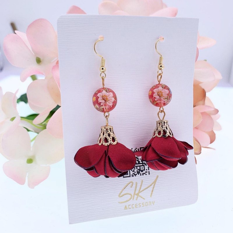 [Turnable Clip-On] Japan imported painted beads with fabric three-dimensional flowers - Earrings & Clip-ons - Resin Red