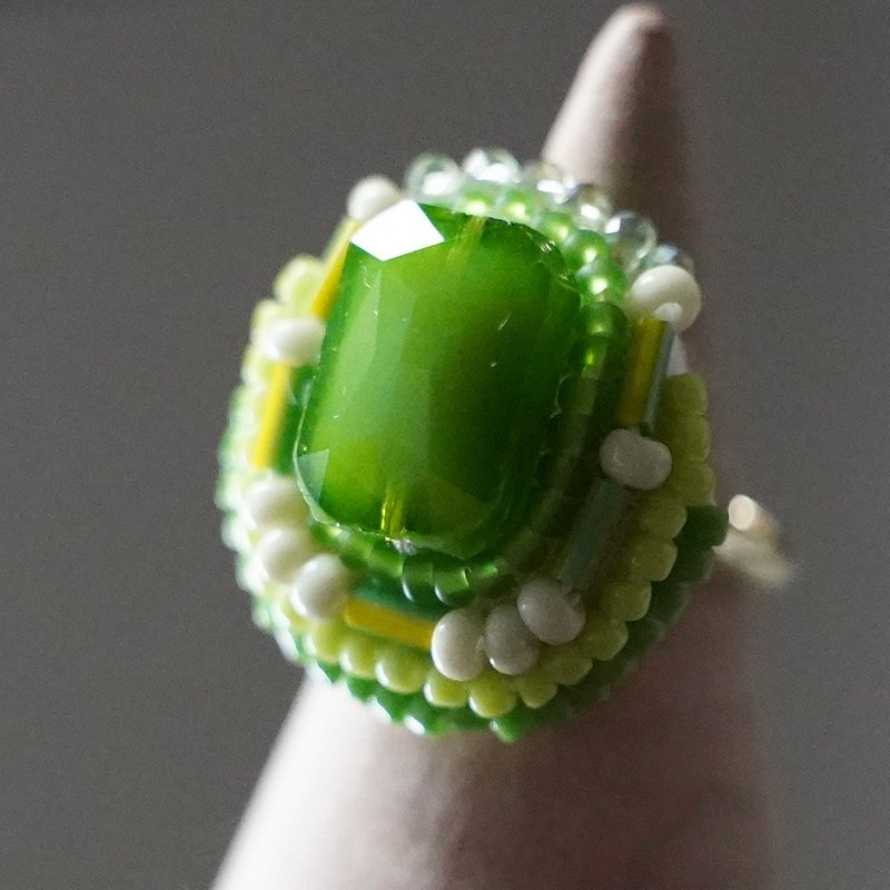 おしゃべりな指輪　83　フリーサイズ　ビーズ刺繍のリング　グリーン　イエロー - 戒指 - 塑膠 綠色