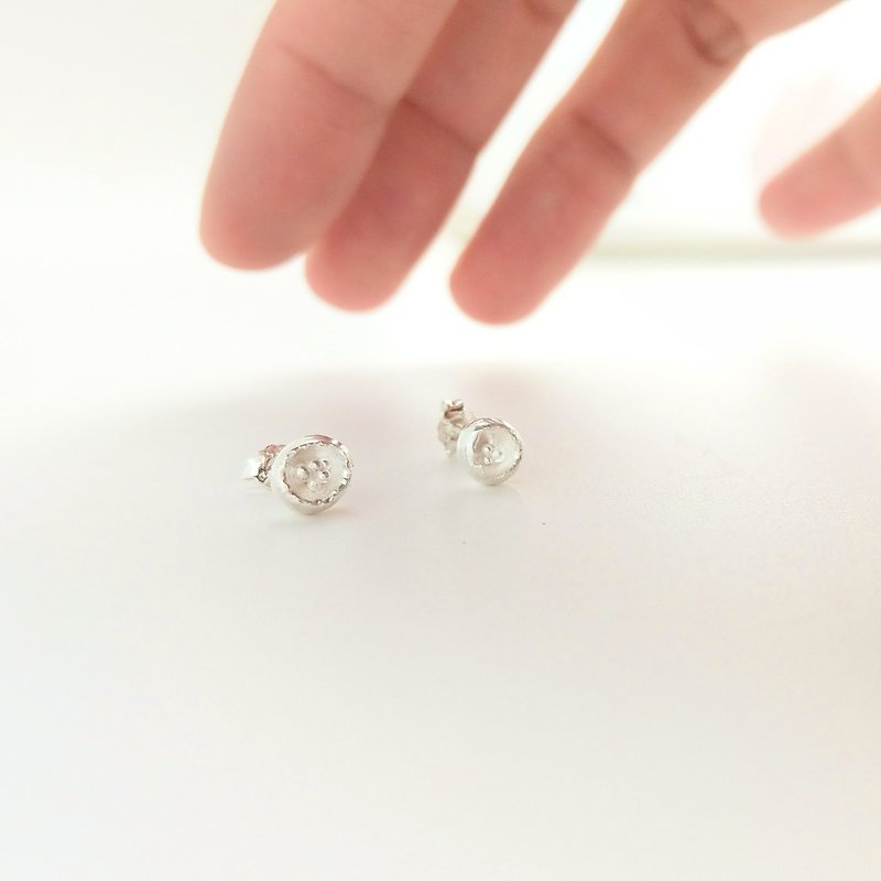 A pair of asymmetrical earrings in a bowl of moonlight sterling silver - ต่างหู - โลหะ สีเงิน