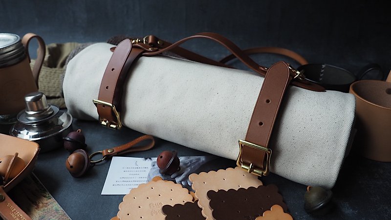 Pure handmade cowhide camping picnic mat strap color and style can be customized custom lettering gift - อื่นๆ - หนังแท้ สีนำ้ตาล