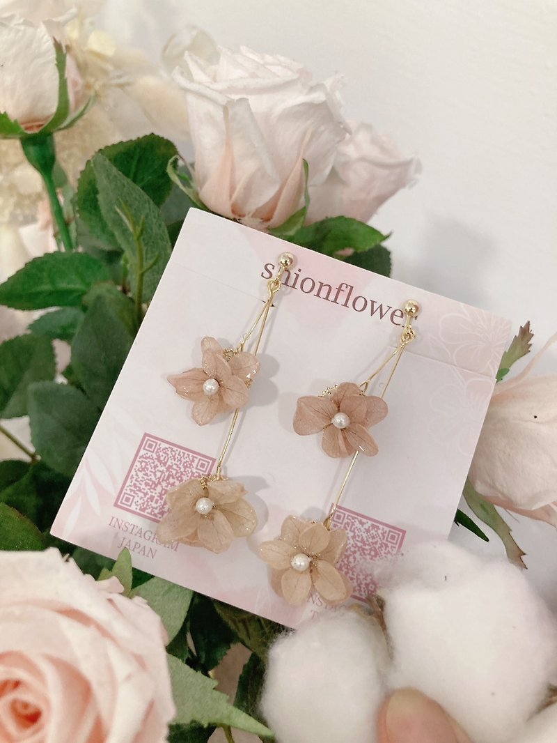 Hydrangea mismatched earrings/ Clip-On/ear hooks - ต่างหู - พืช/ดอกไม้ สึชมพู