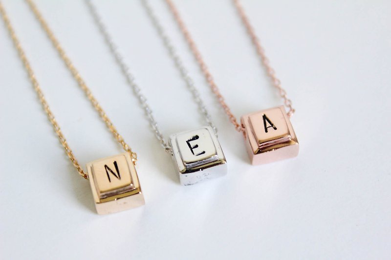 Custom Stamped necklace - Tab square Pendant - letter necklace - 項鍊 - 琺瑯 
