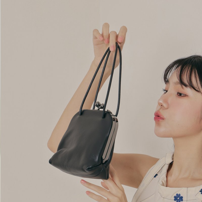 Fabric thick strap retro small bag-black - กระเป๋าแมสเซนเจอร์ - หนังแท้ สีดำ