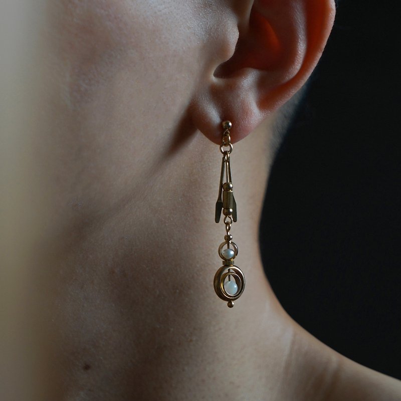 White shell pearl aquatic earrings-can be clipped - ต่างหู - ทองแดงทองเหลือง สีดำ