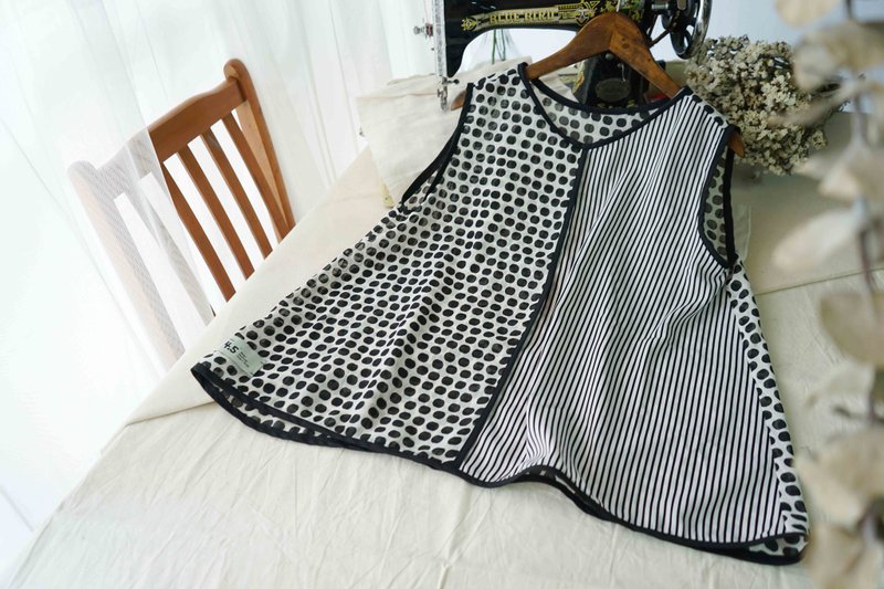 Design hand-made-black and white geometric striped piping sleeveless summer flowing vest - Women's Vests - Polyester Black