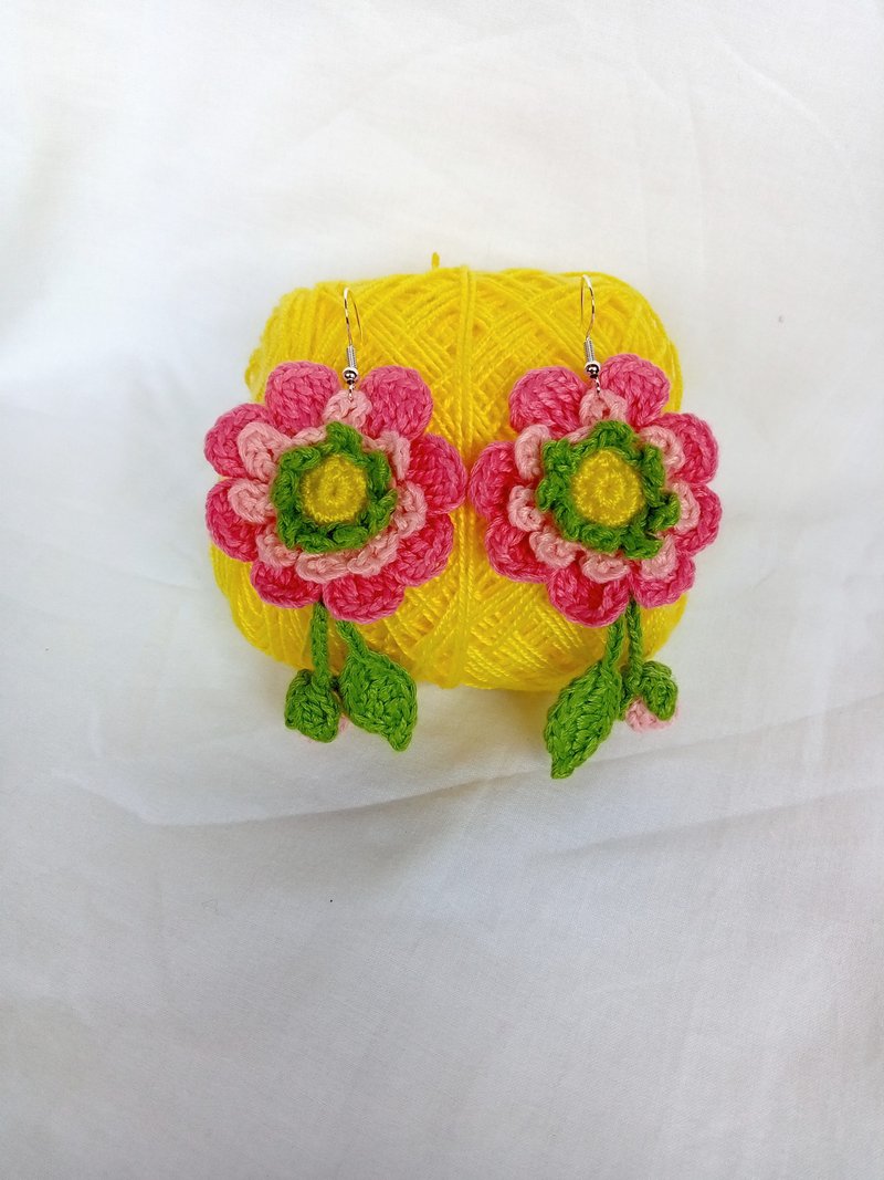 Crochet Flower Earrings handmade gifts for her - 耳環/耳夾/耳骨夾 - 壓克力 粉紅色