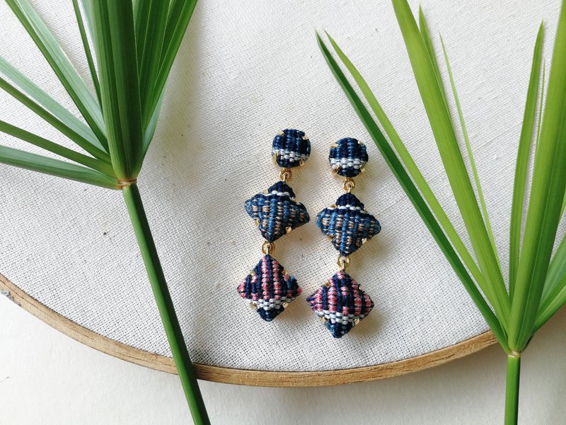 Indigo blue Mini-Mond Earrings - 耳環/耳夾/耳骨夾 - 棉．麻 藍色