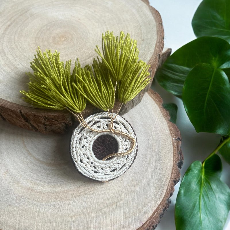 Micro hooked window pine brooch - Brooches - Cotton & Hemp Multicolor