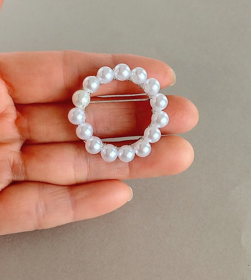 A pearl beaded wreath brooch that adds a touch of glamor to your chest Simple elegant circle brooch Casual gift - เข็มกลัด - วัสดุอื่นๆ ขาว