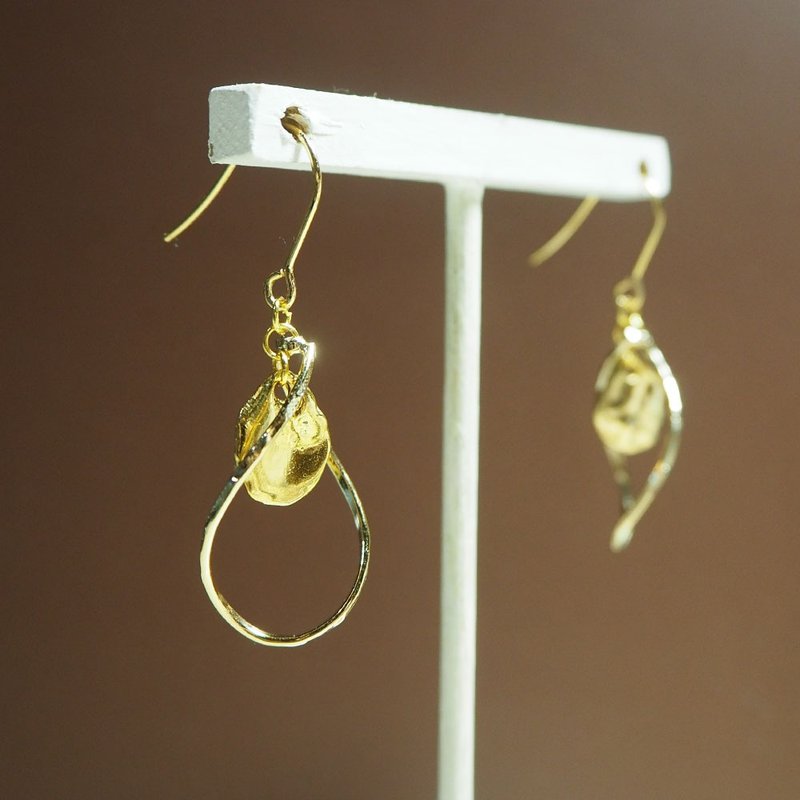Gold wave earrings - 耳環/耳夾/耳骨夾 - 其他金屬 金色