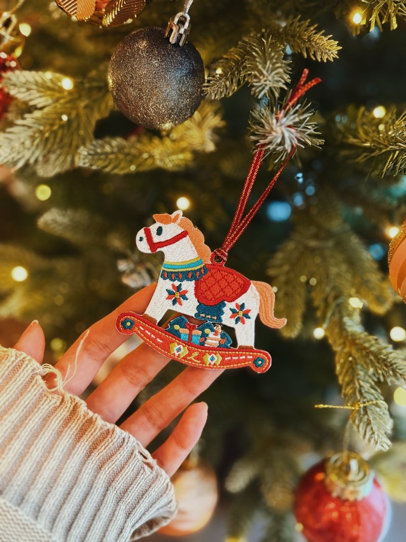 【Gift with Purchase】Embroidered Little Horse Christmas Ornament - พวงกุญแจ - งานปัก สีแดง