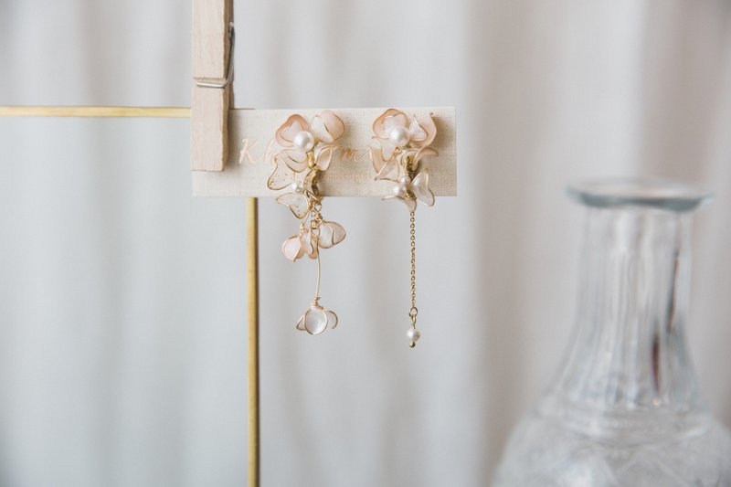 Party Banquet x Bridal Earrings // Nude Orange Pink Resin Flower Asymmetric Dangle Earrings ER034 - ต่างหู - วัสดุอื่นๆ หลากหลายสี