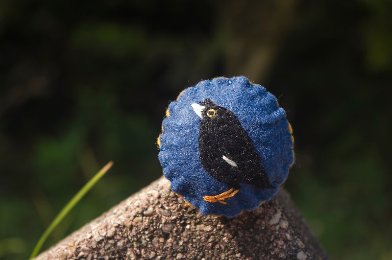 Hong Kong Wild Birds Neighbour - Crested Myna Hand Embroidery Brooch - เข็มกลัด - ผ้าฝ้าย/ผ้าลินิน สีดำ