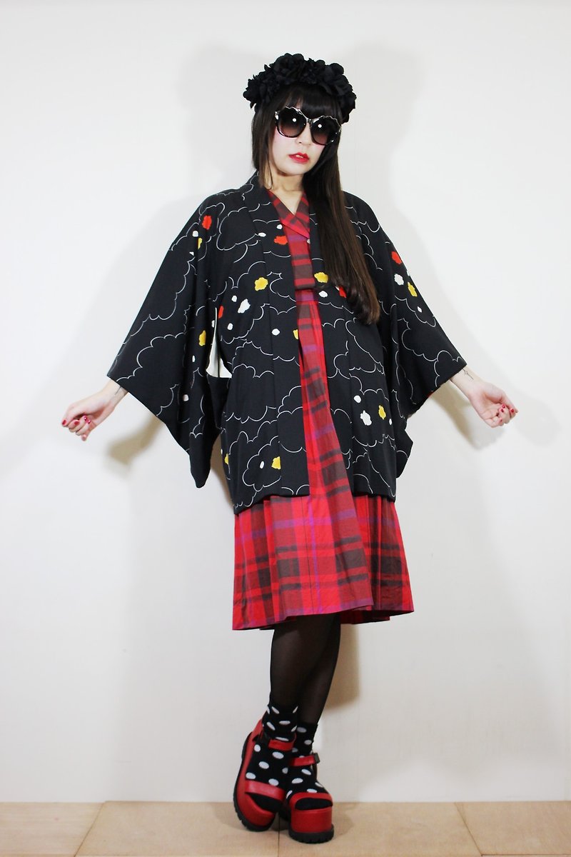 F2071[日本製和服](Vintage)黑色雲朵布花日本和服羽織（はおり） - 外套/大衣 - 棉．麻 黑色