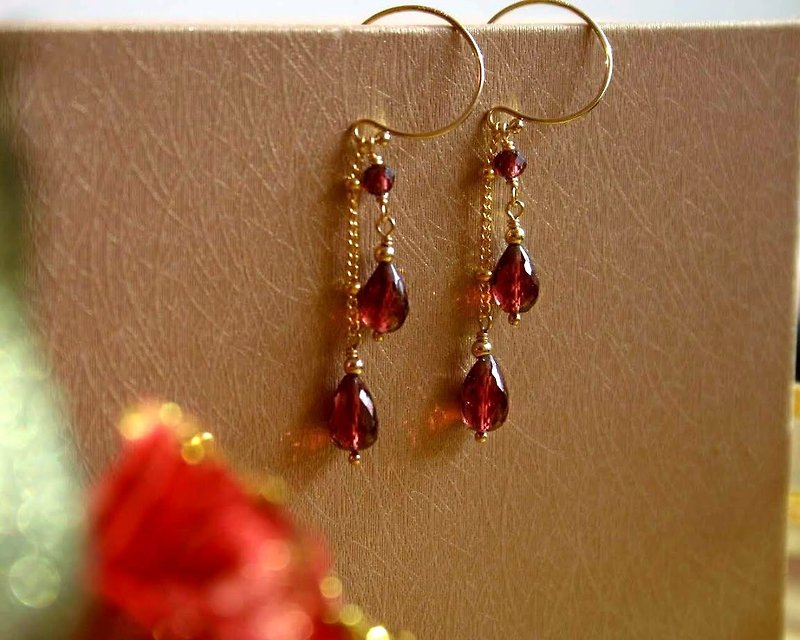 Let's have a glass of red wine Stone earrings can be changed clip-on transparent saturation - ต่างหู - เครื่องเพชรพลอย สีแดง