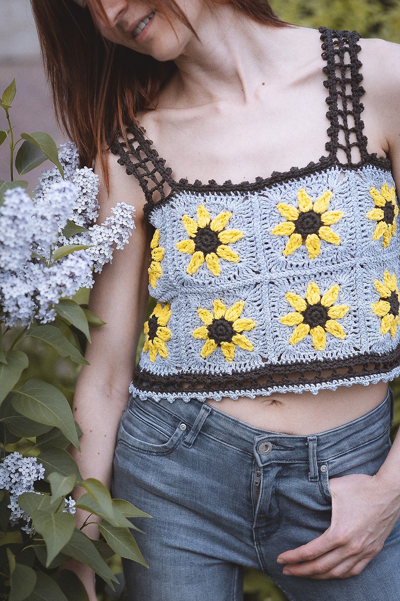 Light grey crochet floral top with mesh back - 女上衣/長袖上衣 - 棉．麻 銀色