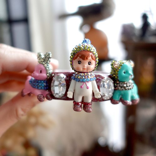 TIMBEE LO shop 華麗訂製款立體昭和日本風復古娃娃綴施華洛水晶寶石兔子小熊手鐲