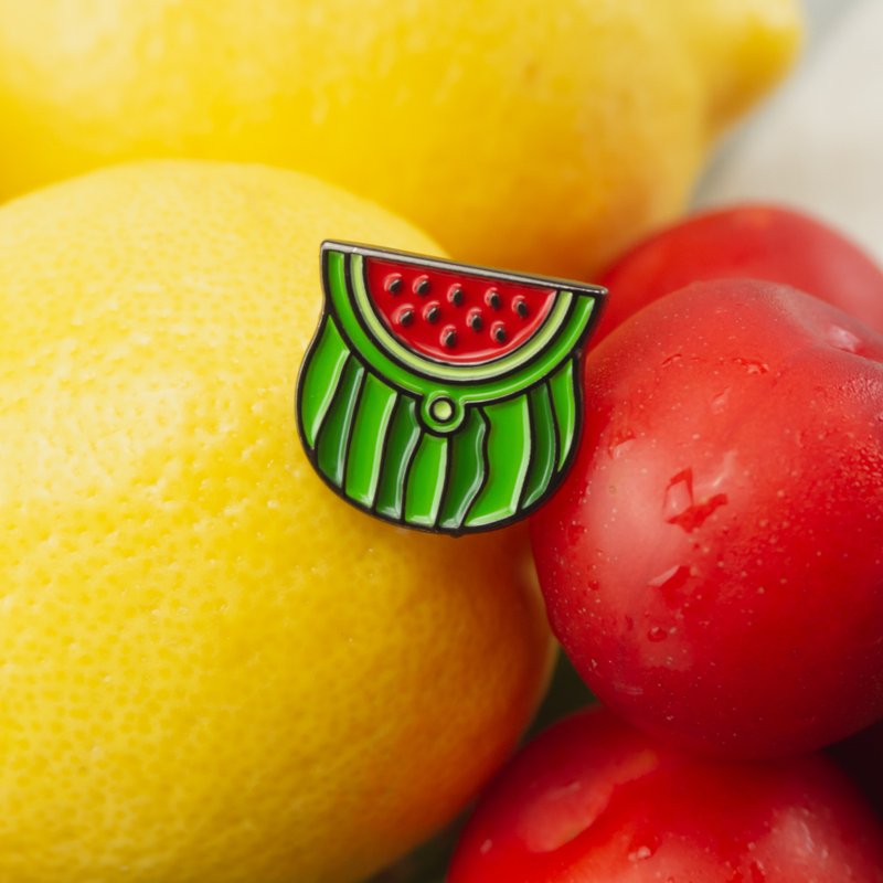 Watermelon Pouch Enamel Pin - 胸針 - 其他金屬 綠色