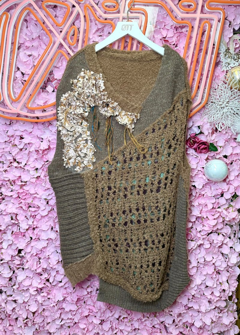 OTT only one-of-a-kind Japanese camel wool hand-knitted flower three-dimensional lace dress - สเวตเตอร์ผู้หญิง - ขนแกะ สีกากี