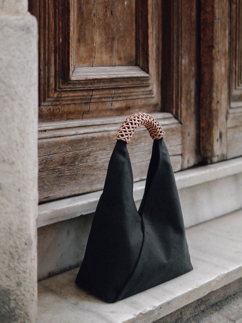 Woven Triangle Bag 36cm (Black) - กระเป๋าถือ - ผ้าฝ้าย/ผ้าลินิน สีดำ