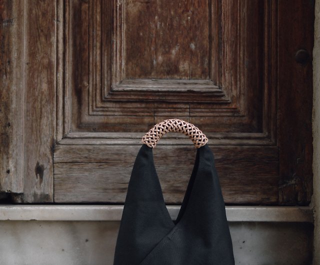 コットン【極美品】KAMARO’AN　Woven Triangle Bag  ブラック