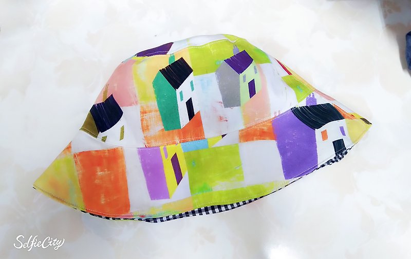 Hand-painted style color small house black plaid double-sided fisherman hat sunhat - หมวก - ผ้าฝ้าย/ผ้าลินิน หลากหลายสี