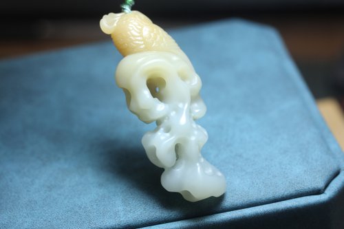 翠玉兒原創珠寶 【英明神武】天然黃蠟石雕刻鸚鵡太湖石掛件吊墜毛衣鏈送禮佳品