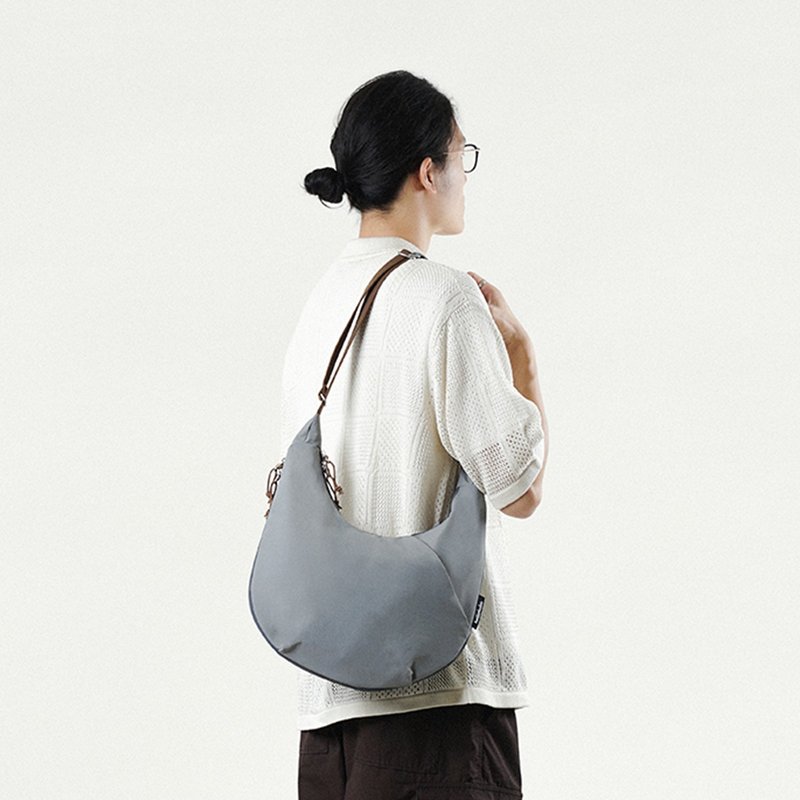【FW25全新Wander系列】ZION 可擴展半月包 (珍珠灰) - 側背包/斜背包 - 環保材質 灰色