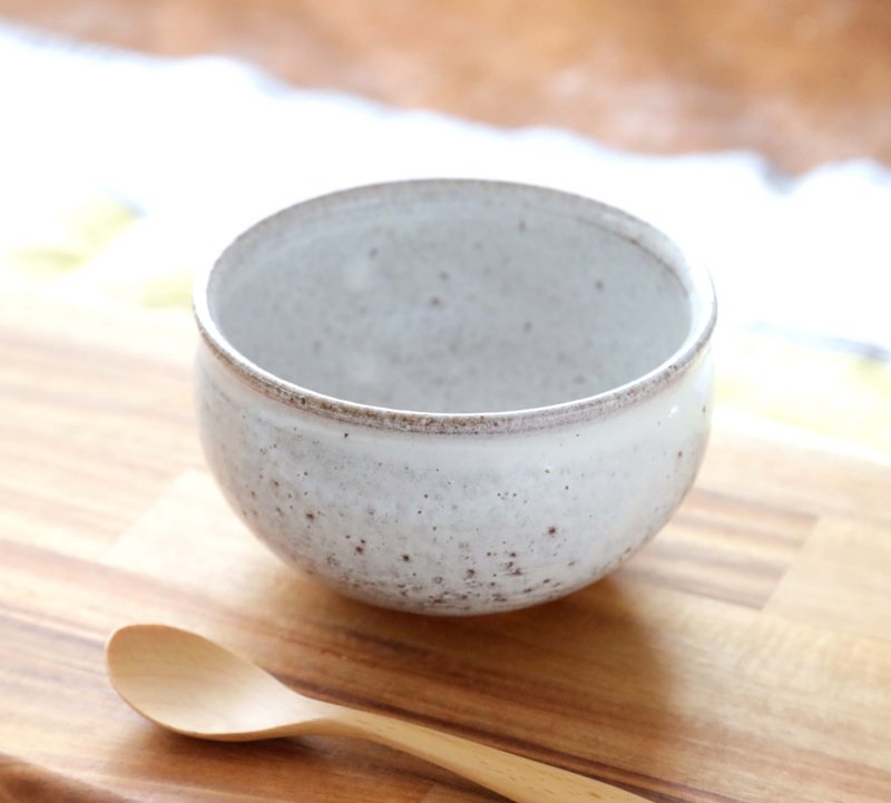 A warm bowl made of red clay and white glaze / Great for matcha, soup, cafe au lait, etc. - ถ้วยชาม - ดินเผา ขาว