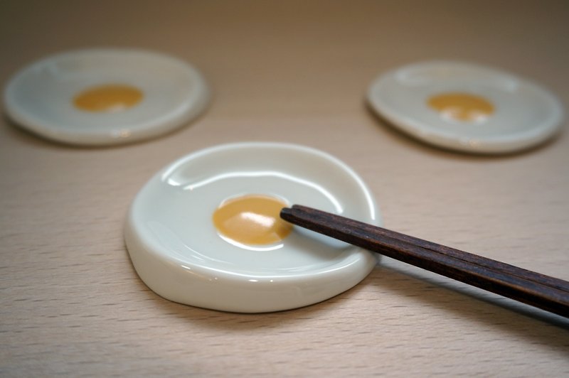 Poached egg chopstick rest - ตะเกียบ - เครื่องลายคราม สีเหลือง