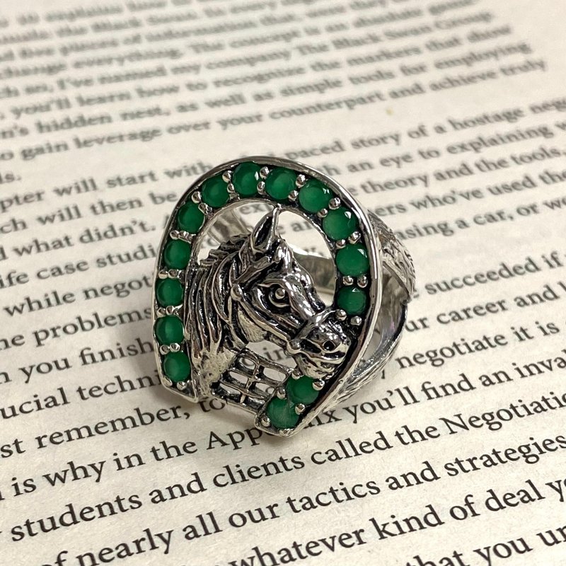 Antique Style Equestrian Horseshoe Ring with Emerald Stone 925 Sterling Silver - แหวนทั่วไป - เงินแท้ สีเงิน