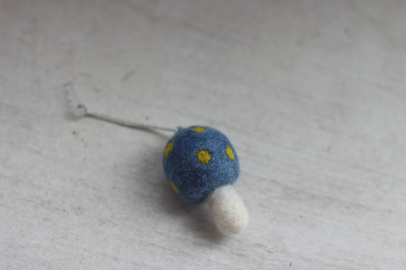 Blue dye + turmeric natural plant dyed mushroom mobile phone charm is currently in stock and can be directly subscripted - Other - Plants & Flowers Blue
