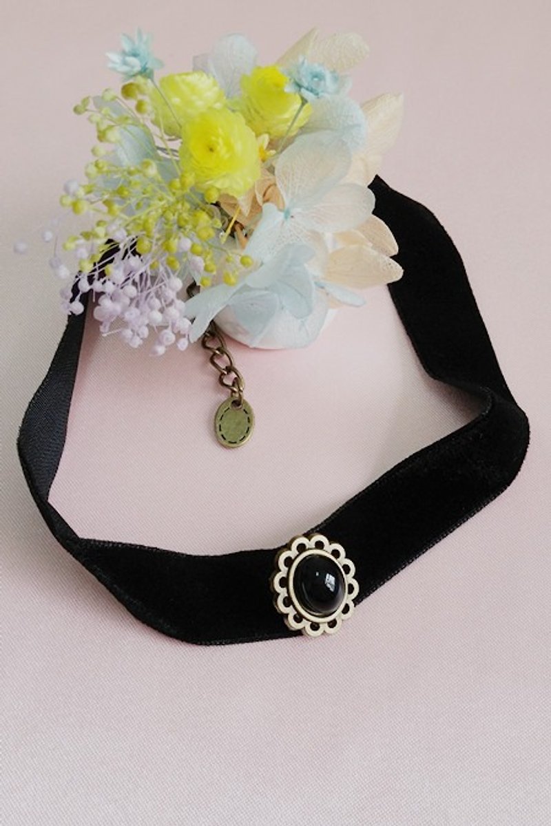 Flower Necklace Black - สร้อยคอ - พลาสติก สีดำ