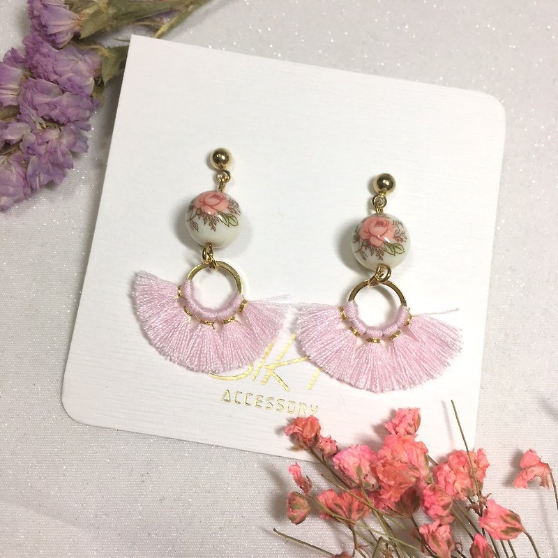 【Can change to ear clips】Japanese painted beads with little fan-shaped tassels - ต่างหู - เครื่องประดับ สึชมพู