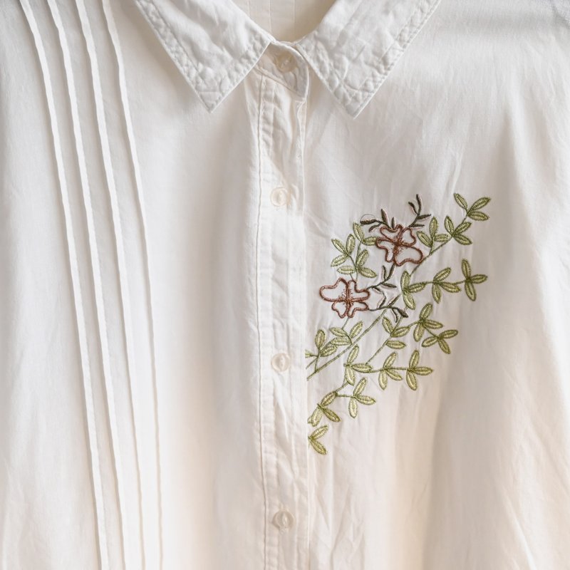 【蛋植物古著】春光花束刺繡古著襯衫 - 女襯衫 - 其他人造纖維 