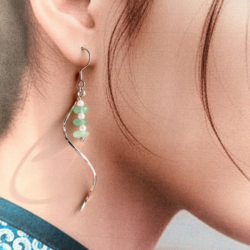 風綠之舞 綠東菱石S型線條耳勾耳環 - 耳環/耳夾/耳骨夾 - 寶石 綠色