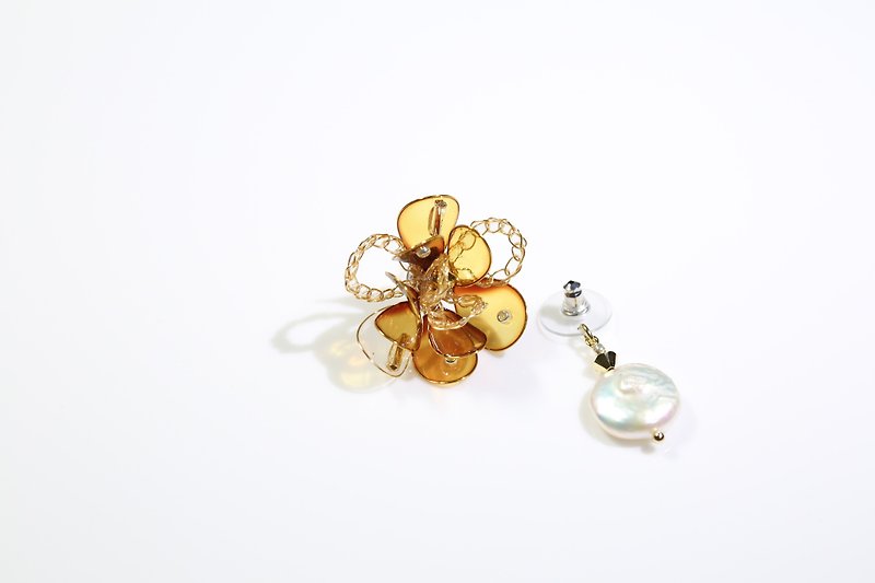 A pair of silk woven winter flowers and amber hand-made jewelry earrings - ต่างหู - เรซิน สีนำ้ตาล
