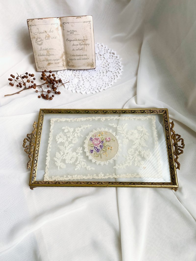 【好日戀物】法國手工刺繡花卉厚實玻璃華麗黃銅浮雕蕾絲盤飾品盤 - 裝飾/擺設  - 銅/黃銅 多色
